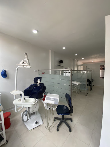 Dra. Claudia Cardoza Odontología Especializada