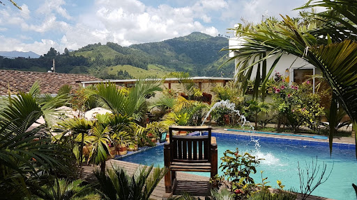 hostal hilltop salento bar restaurante