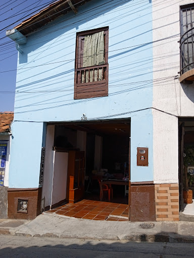 Clínica de Ropa María y José - Arreglos - Ajustes - Botas Originales - Reparación de Prendas de Diseñador